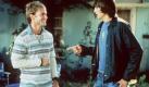 Jesse (Ashton Kutcher, r) und Chester (Seann William Scott) stehen sich nach einer durchzechten Nacht gegenüber (Szenenfoto). Am morgen danach finden sie ihren Kühlschrank prall gefüllt mit Pudding vor und Jesses Auto gar nicht mehr. Was wohl in der Nacht passiert ist? Die beiden können sich an nichts mehr erinnern. Ihre Freundinnen, die Zwillinge Wanda (Jennifer Garner) und Wilma (Marla Sokoloff), sind sauer und nur mit Geschenken zu besänftigen. Die befinden sich wiederum in Jesses Auto, und das müssen die beiden erst einmal finden. Die Suche macht es ihnen dann schließlich möglich, den Abend zu rekonstruieren und herauszufinden, wie der Pudding in den Kühlschrank kommt.... Starttermin für die abgedrehte Kifferkomödie ist der 22.03.2001. dpa Ey Mann, wo ist mein Auto? Foto: dpa