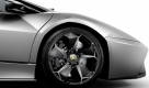 Auf den ersten Blick unterscheidet sich die mattgraue Lackierung des Roadsters kaum von der des Coupés, doch Lamborghini betont, man habe einen völlig neuen und exklusiven Farbton kreiert. Die Räder des Italo-Boliden haben fünf Y-förmige Speichen, die nicht nur messerscharf aussehen, sondern auch eine Funktion erfüllen  sie verbessern durch einen Turbineneffekt die Kühlung der Keramik-Bremsscheiben. Foto: press-inform
