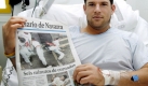Das bin ich! Der Amerikaner Michael Lenahan ist stolz, auf der Tageszeitung der Provinz das Titelblatt zu zieren - mit einem Horn im Ges, das ihm noch dazu einen Krankenhausaufenthalt in Pamplona eingebracht hat. Foto: dpa