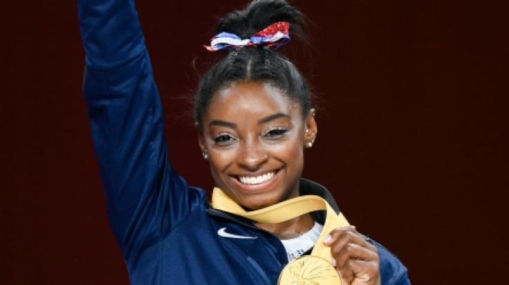Simone Biles aus den USA mit der Goldmedaille bei der Siegerehrung.