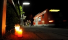 Kerzen stehen am Bahnsteig der Münchner S-Bahn-Haltestelle Solln: Hier wurde in der Nacht ein Fahrgast brutal zusammengeschlagen. Er starb wenig später an seinen Verletzungen. Foto: dpa