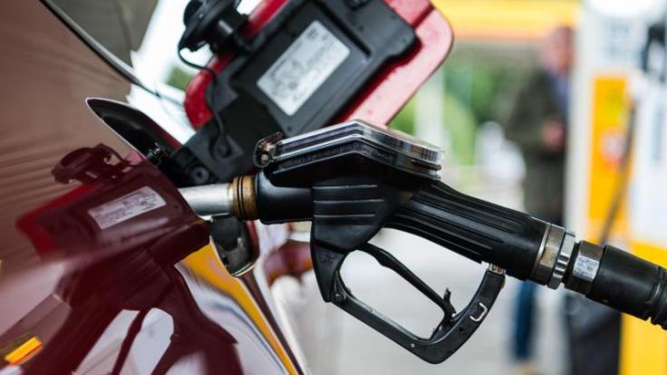 Autofahrer sollten die Zeit und Mühe investieren und clever tanken. Bei den Preisen lohnt es sich.