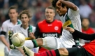 Gladbach stürzte den Favoriten und darf nach einer engagierten Leistung den vierten Saisonsieg feiern: Hier behauptet Borussias Abwehrspieler Dante den Ball gegen eher harmlose Frankfurter. Foto: dpa