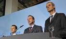 Die Chefetage der BayernLB (Michael Kemmer, Georg Fahrenschon und Siegfried Nasser, v.r.) scheint ebenfalls nach verlorenen Millionen Ausschau zu halten.  Foto: ap