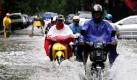 Motorradfahrer fahren durch eine überflutete Straße in Vietnams Hauptstadt Hanoi. Viele Teile der Stadt sind seit Wochenbeginn durch den starken Regen überschwemmt worden. Foto: ap