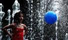 Ein kleines Mädchen spielt im Zentrum von Tbilisi (Georgien) in einem Springbrunnen mit einem Ball, um sich von den heißen Temperaturen abzukühlen. Foto: dpa
