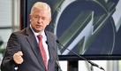 Die Pose sitzt: Hessens Ministerpräsident Roland Koch (CDU), trommelt artig für die Beschäftigten am Stammsitz Rüsselsheim. Nach Unternehmensangaben sind dies momentan rund 15.600. Foto: ddp