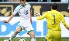 Er ist die Wolfsburger Torgarantie: Edin Dzeko (l.) erzielte gegen Hoffenheim seine Saisontore 17 und 18. Hoffenheims Keeper Daniel Haas konnte einem Leid tun. Er war bei allen vier Gegentreffern chancenlos. Foto: ddp