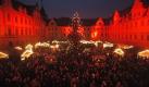 Seit 2002 veranstaltet Fürstin Gloria von Thurn und Taxis im Innenhof des Regensburger Fürstenschlosses einen Weihnachtsmarkt. Mit dem Markttreiben in historischer Kulisse setzt die Adelige eine weitere Idee um, wie das Schloss wirtschaftlich vermarktet werden kann. Noch bis zum 23. Dezember präsentieren sich Kunsthandwerker und Gastronomen im Schloss Emmeram. Foto: dpa