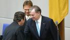 Bundeskanzler Gerhard Schroeder (l) gratuliert dem neuen Bundespraesidenten Horst Koehler (r) nach seiner Vereidigung am Donnerstag (01.07.2004) im Reichstag . Hinter ihnen steht Dieter Althaus, Präsident des Bundesrates. Foto: Roberto Pfeil dpa Foto: dpa
