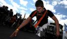Der Mann ist optimistisch: Ein Besucher des Truck Grand-Prix auf dem Nürburgring versucht beim sogenannten Truck Pulling einen LKW mit einer Leine zu ziehen.
 Foto: dapd