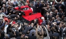 Der Vorstandsvorsitzende von Daimler, Dieter Zetsche, präsentiert am ersten Pressetag der Internationalen Automobil-Ausstellung IAA in Frankfurt den neuen Mercedes SLS AMG.  Foto: ap