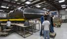 Das SpaceShipTwo sieht so harmlos aus, es könnte auch mal ein Propellerflugzeug werden. Doch mit Raketenantrieb schießt das Shuttle die Touristen ins All. Foto: Virgin Galactic