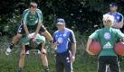 Feldherr Quälix, wie man ihn kennt. Im Trainingslager in Oeversee in Schleswig-Holstein lässt Felix Magath beim Zirkeltraining mit Medizinbällen die Puppen tanzen. Foto: dpa