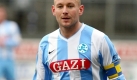Der Kapitn der Stuttgarter Kickers, Alexander Rosen, beim 3. Liga-Fuballspiel gegen Wacker Burghausen im Gazi-Stadion in der baden-wrttembergischen Landeshauptstadt (Foto vom 20.12.2008). Foto: Norbert Frsterling dpa/lsw (zu dpa-KORR Ausbildung statt Pppchen - Rosen ist keiner frs Fuballer-Klischee am 29.12.2008 Foto: dpa