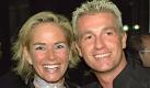 Der ehemalige Bayern-Spieler Thomas Strunz und Ehefrau Claudia posieren bei der Eröffnung der größten deutschen Gucci-Filiale auf der Düsseldorfer Königsallee (Archivbild vom 29.03.2001). Eine Woche nach seinem Abschied vom FC Bayern München gab Stefan Effenberg am Montag (13.05.2002) überraschend auch die Trennung von seiner Ehefrau und Managerin Martina bekannt. Die neue Lebensgefährtin Claudia ist die Ehefrau seines ehemaligen Freundes und Kollegen Thomas Strunz. dpa (Zu dpa 0358) Foto: dpa