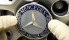 ARCHIV - Arbeiter des Stuttgarter Automobilherstellers Mercedes-Benz im Daimler Konzern drückt im Werk Sindelfingen (nahe Stuttgart) einen Mercedes Emblem auf ein Rad (Archivfoto vom 01.02.2011). Der Autokonzern Daimler muss damit rechnen, dass er in den USA wegen des Vorwurfs der Zusammenarbeit mit der Militärdiktatur in Argentinien in den 1970-er Jahren vor Gericht kommt. Am Mittwoch hat eine Berufungskammer in Kalifornien entschieden, dass eine entsprechende Klage von 22 Argentiniern zulässig ist. Sie machen den Autobauer mitverantwortlich für die schweren Menschenrechtsverbrechen. Foto: Bernd Weißbrod dpa +++(c) dpa - Bildfunk+++  Foto: dpa