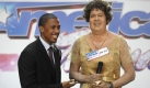 Nick Cannon, Moderator der Castingshow America's got Talent, der US-Ausgabe von Deutschland sucht den Superstar ist zu Gast bei der Today-Show im Fernsehsender NBC - und wird von deren Moderator stilecht empfangen: Lester Holt  hat sich als als das gefeierte Casting-Sternchen Susan Boyle verkleidet. Foto: ap