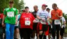 Iron Calli: Gemeinsam mit dem Kelly-Family-Sänger Joey Kelly (2. von rechts) speckt Calli medienwirksam ab und trainiert für einen Marathonlauf. Foto: dpa
