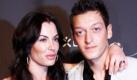 Bremens Mesut Oezil und Anna Maria Lagerblom posieren am Samstag (06.02.10) in Bremen anlaesslich der Veranstaltung 'GruenWeisseNacht 2010 ' des SV Werder Bremen auf dem Roten Teppich. Der Bundesliga-Verein SV Werder Bremen feierte mit zahlreichen Gaesten eine Party. Foto: Philipp Guelland/ ddpdd Foto: ddp