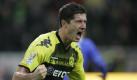So macht man sich beliebt in Dortmund: Robert Lewandowski traf per Kopf zum 1:0 im Revierderby gegen Schalke. Durch den Heimsieg setzt sich Dortmund an die Tabellenspitze. Foto: dapd
