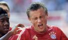 Nach seinem Treffer gegen den HSV hatte Bayern-Stürmer Ivica Olic (r) Schmerzen. Foto: dpa