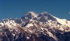 Blick auf das Himalaya-Gebirge mit dem Mount Everest (M), dem höchsten Berg der Welt. Foto: dpa/Archivbild Foto: dpa