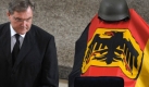 Bundesverteidigungsminister Franz Josef Jung (CDU, M.) steht am Donnerstag (02.07.09) in der Stadtkirche in Bad Salzungen bei der zentralen Trauerfeier am Sarg von einem der drei bei Kunduz in Afghanistan getoeteten Bundeswehrsoldaten. Die aus Thueringen, Sachsen-Anhalt und Brandenburg stammenden Soldaten waren am 23. Juni 2009 bei einer gemeinsamen Operation deutscher und afghanischer Sicherheitskraefte nahe Kundus unter Beschuss geraten. Bei einem Ausweichmanoever stuerzte ihr Transportpanzer in ein Flussbett. Zwei Soldaten waren sofort tot, ein weiterer erlag wenig spaeter seinen schweren Verletzungen. Die Gefallenen, drei Hauptgefreite im Alter zwischen 21 und 23 Jahren, gehoerten dem Panzergrenadierbataillon 391 in Bad Salzungen an. Einer der getoeteten Maenner war kurz vor dem Einsatz vom Fallschirmjaegerbataillon Zweibruecken in Rheinland-Pfalz nach Thueringen abkommandiert worden. (zu ddp-Text)
Foto: Jens-Ulrich Koch/ ddp Foto: ddp