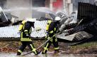 Feuerwehrleute löschen den Brand in einer Turnhalle und Aula der Theodor-Storm-Dörfergemeinschaftsschule in Todenbüttel. Der Hausmeister hatte das Feuer gegen 4 Uhr in der Turnhalle bemerkt. Rund 100 Einsatzkräfte konnten ein Übergreifen der Flammen auf die angrenzende Aula nicht verhindern. Während der Löscharbeiten stürzten Teile der Sporthalle ein, Verletzte gab es keine, die Brandursache ist noch unklar. Foto: dpa