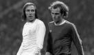 31. März 1976, Halbfinal-Rückspiel Europapokal der Landesmeister: Ein Fan springt über die Umzäunung und attackiert den Schiedsrichter, Torwart Sepp Maier beendet beherzt den Angriffslauf. Gerd Müllers 1:1 ebnet den Weg ins Endspiel. Im Rückspiel macht der «Bomber» mit zwei weiteren Toren zum 2:0 alles klar. Günter Netzer (rechts) hat gegen Uli Hoeneß (rechts) und die anderen einstigen Kollegen aus der Nationalmannschaft keine Chance. Foto: imago