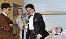 ... zu einem Mordfall ins Krankenhaus, wo schon ein Rudolph Moshammer-Lookalike (gespielt von Sascha Gluth) als schwuler Lover des Opfers wartet. Doch die Tätersuche ist damit noch nicht beendet. Auch das Fernsehformat ... Foto: MDR/Axel Berger