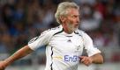 Zu einem Jubiläumsspiel 25 Jahre Fußball-WM Finale Deutschland Italien treffen sich am Freitag (27.07.2007) zahlreiche ehemalige Nationalspieler und Prominente im Stuttgarter Gottlieb-Daimler Stadion: Der deutsche Spieler Paul Breitner schlägt einen Pass. Das Spiel endet 4:4. Foto: Bernd Weißbrod dpa/lsw +++(c) dpa - Bildfunk+++

 Foto: dpa