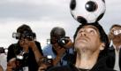 Maradona ist wieder fit: Bei den 61. Filmfestspielen in Cannes 2008 zeigt sich die Legende mit seinem liebsten Freund  dem Fußball.
 Foto: dpa