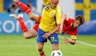 Auch Sergey Semak (hinten) kann mit links und rechts Tore schießen. Der 33-jährige Mittelfeldakteur zählt mit 54 Länderspielen zu den erfahrensten Spielern. Mit seinem Verein Rubin Kazan feierte er im vergangenen Jahr überraschend die russische Meisterschaft und nimmt so an der Champions League teil. Foto: dpa