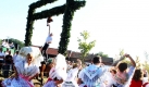 Frauen in sorbischer Tracht tanzen am Samstag (26.09.09) beim Super-Kokot (kokot: sorbisch fuer Hahn) in Byhleguhre bei Burg/ Spreewald. Zum zehnten Mal wird der Super-Erntekoenig der Niederlausitz im Hahnrupfen gesucht. Bei dem grossen Wettkampf zum Abschluss der sorbischen Erntebraeuche in Byhleguhre nehmen 21 Erntekoenige aus der Lausitz teil. Die jungen Reiter muessen dabei dem an einer gruenen Pforte aufgehaengten, toten Hahn im wilden Galopp Kopf und Flurgel abreissen. Wer den Kopf erwischt, ist neuer Super-Erntekoenig (sorbisch: kral kralow).
 Foto: ddp