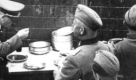 ARCHIV - Führer und Reichskanzler Adolf Hitler (Mitte links am Tisch) stärkt sich während eines Besuchs des Kriegsschauplatzes in Polen 1939 mit einem Essen aus der Gulaschkanone. Am 1. September 1939 um 4:45 Uhr hatte das Linienschiff 'Schleswig-Holstein' das Feuer auf die polnischen Befestigungen auf der Westerplatte vor Danzig eröffnet. Der 'Fall Weiß', der geplante deutsche Überfall auf Polen ohne Kriegserklärung (sog. 'Blitzkrieg') am 01.09.1939 markiert den Beginn des Zweiten Weltkriegs. dpa (zu dpa Themenpaket zum 70. Jahrestag Ausbruch des Zweiten Weltkriegs vom 31.08.2009 - nur s/w) +++(c) dpa - Bildfunk+++ Foto: dpa