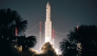 In Kourou, Französisch-Guayana, startete vergangene Nacht eine Ariane 5 Rakete der Europäischen Weltraumorganisation. Die Rakete bringt den zivilen spanischen Amazonas 2 Satelliten und den militärischen deutschen COMSATBw-1 Kommunuikationssatelliten in eine Umlaufbahn. Damit hat die Bundeswehr erstmals einen eigenen Kommunikationssatelliten im All. Foto: ap