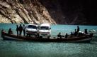 Not macht erfinderisch  Menschen transportieren zwei Fahrzeuge mithilfe eines Bootes in Nordpakistan. Aufgrund eines Erdrutsches sind die Menschen gezwungen, einen geschlossenen Highway anderweitig zu umfahren.  Foto: ap