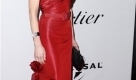 Die Hauptdarstellerin von Closer, Kyra Sedgewick, setzte auf die Signalfarbe Rot. Ihr Kleid stammt von Oscar de la Renta, ihr Vintage-Schmuck von Fred Leighton. Foto: ap