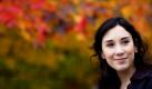Die Schauspielerin Sibel Kekilli (30) sitzt auf einer Bank im Palmengarten in Frankfurt vor herbstlicher Kulisse bei einem Interview. Sie dreht hier zur Zeit die romantische Komödie What a Man.  Foto: dpa