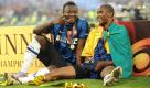 Mailands Samuel Eto'o (Kamerun, r.) und Sulley Muntari (Ghana) sind glücklich. Inter Mailand gewinnt in Madrid mit 0:2 gegen Bayern München - und damit die Champions League. Foto: ddp