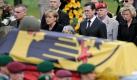 Verteidigungsminister Karl-Theodor zu Guttenberg und Bundeskanzlerin Angela Merkel haben in Selsingen an der Trauerfeier für drei in Afghanistan getöteten Bundeswehrsoldaten teil genommen. Die Soldaten waren Anfang April bei den bisher schwersten Gefechten der Bundeswehr mit Taliban-Kämpfern  in der Region Kunduz getötet worden. Foto: ddp