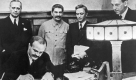 Die Außenminister Wjatscheslaw Molotow (vorn) und Joachim von Ribbentrop (l.) unterzeichnen den Pakt. Foto: dpa