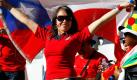 A Chilean fan holds a flag during the World Cup group H soccer match between Honduras and Chile at Mbombela Stadium in Nelspruit, South Africa, Wednesday, June 16, 2010. (AP Photo/Ramon Espinosa) Foto: ap