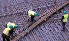 Arbeiter sortieren in Niederfinow in einer Baugrube Stahlstreben für das Stahlbetonfundament. Der Zoll hat 2010 bei fast jeder fünften Kontrolle in der Baubranche Verstöße gegen die Bestimmungen zu Mindestlöhnen festgestellt. Die Passauer Neue Presse berichtete, im vergangenen Jahr sei in 3.432 Fällen ein Bußgeldverfahren wegen Verstoßes gegen das Arbeitnehmerüberlassungsgesetz eingeleitet worden. dapd Foto: dapd