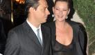 Kate Moss lässt sich gerne mal vollkommen nackt ablichten. Wieso also nicht im Transparentlook am Rande der Pariser Fashion Week erscheinen? Foto: ddp images/Maxppp