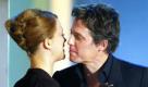Der britische Schauspieler Hugh Grant erhält am Dienstagabend (04.02.2003) im Konzerthaus in Berlin die Goldene Kamera, die ihm in der Kategorie 'Bester Internationaler Schauspieler' von Schauspielerin Heike Makatsch überreicht wird. Die Auszeichnung wird jährlich im Rahmen einer Gala an Prominente aus dem Medienbereich verliehen. Bei der 38. Verleihung werden die Preise in 16 Kategorien vergeben
 Foto: dpa