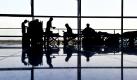 Reisende sitzen im Terminal 2 des Flughafens Frankfurt am Main auf Feldbetten und frühstücken. Die Deutsche Flugsicherung hatte am Morgen beschlossen, dass alle deutsche Flughäfen weiterhin bis mindestens 20 Uhr geschlossen bleiben.  Foto: dpa