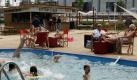 Die 'Reformierbar' am Pressestrand an der Spree in Berlin-Mitte, aufgenommen am Sonntag (29.05.2005). Temperaturen von über 30 Grad luden viele Stadtbummler an der Strandbar im Regierungsviertel zum Verweilen ein. Im Hintergrund die Kuppel des Reichstages. Foto: dpa