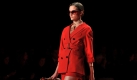 Phillip Lim: Auf einem Catwalk aus rotem Lack balancierten die Models auf den High Heels von Christian Louboutin. Foto: dpa